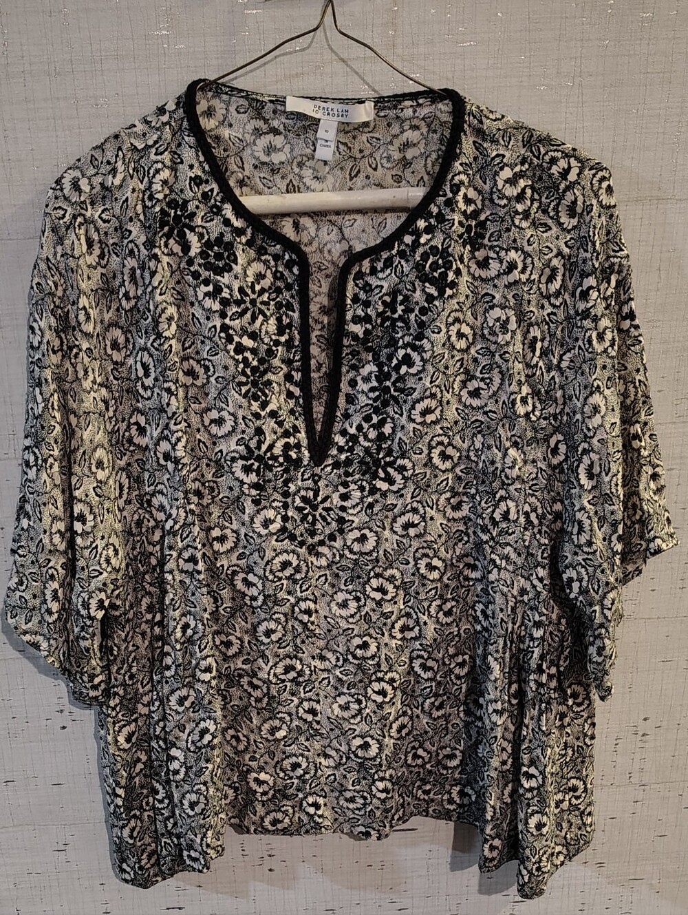 Derek Lam Silk Floral B&W Breezy Eyelet Top w Split-Neck Women’s Sz 10